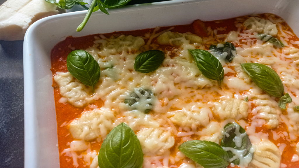 Gnocchi utopione w sosie pomidorowo-śmietankowym zapieczone z mozzarellą